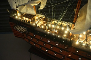 GIA NHIEN HMS VICTORY avec éclairage, modèle de bateau à voile historique pour la décoration de la maison, du bureau et les cadeaux d'entreprise, en bois artisanal de qualité supérieure - Product Image 6