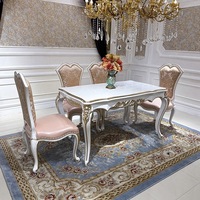 Ensemble table et chaises de salle à manger en bois massif français. Table rectangulaire avec sculptures royales. Convient aux villas de luxe.