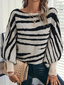 Pull décontracté ample à rayures zébrées en jacquard tricoté pour femme 2026, à épaules dénudées et manches chauve-souris - Product Image 4