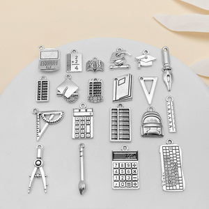 Colgantes <span class=keywords><strong>de</strong></span> Graduación para Maestros, Regreso a Clases, Regla, Ábaco, Mochila, Bolígrafo, Accesorios <span class=keywords><strong>de</strong></span> Joyería DIY, Fábrica OEM <span class=keywords><strong>de</strong></span> Aleación <span class=keywords><strong>de</strong></span> Zinc - Product Image 2
