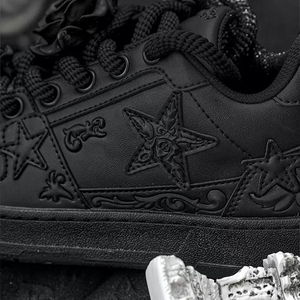 Chaussures de skateboard noires romantiques gothiques, ornées de motifs floraux en relief, de roses 3D, baskets basses - Product Image 3