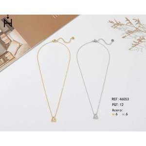 Collana con ciondolo a bilancia in acciaio inossidabile, tono oro 18 carati e argento, design minimalista per donna, da indossare tutti i giorni, con catena a serpente - Product Image 1