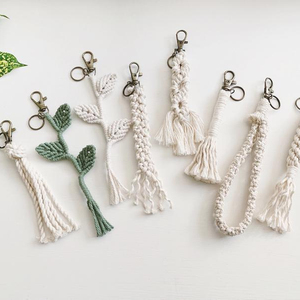 Llavero de macramé hecho a mano, Felicidad - Product Image 1