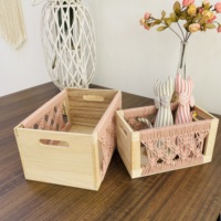 Boîte d'organisation en bois de ferme moderne élégante et fonctionnelle accentuée avec une forme rectangulaire en corde de coton tressé pour un usage quotidien
