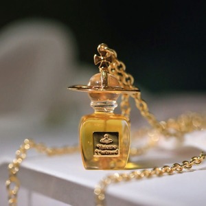 <span class=keywords><strong>Collana</strong></span> in Ottone di Alta Qualità con Ciondolo a Bottiglia di Profumo e Perla <span class=keywords><strong>Saturno</strong></span>, Accessorio di Moda Elegante e Trendy - Product Image 4