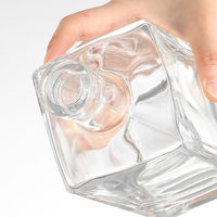 Bouteilles en verre transparentes rectangulaires et polygonales, idéales pour la vodka et le whisky, capacités allant de 500 ml à 700 ml