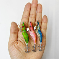 6 Couleurs 7cm Lumineux Squid Jig Rattling perle À L'intérieur Squid Seiche Jigs Leurres Spinner Appât Bois Crevette Avec Double Crochet