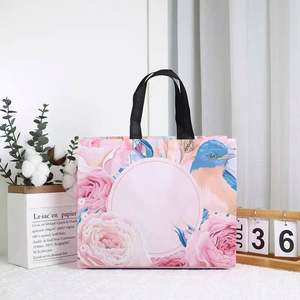 Achetez des sacs à main en tissu non tissé de taille moyenne personnalisables et des sacs cadeaux pliables - Product Image 2