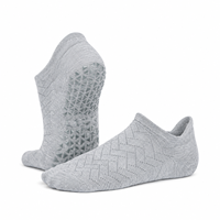 Chaussettes de yoga antidérapantes pour femmes, avec grip en silicone sur toute la semelle, logo personnalisé OEM, chaussettes de Pilates à la cheville, vente en gros
