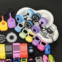 Porte-clés colorés sur le thème du fitness, du yoga, avec mini haltères, kettlebells, porte-clés sportifs