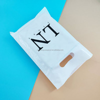 Sacs de shopping personnalisés avec nom de marque, logo imprimé sur mesure, sacs en plastique à poignée découpée pour emballage de vêtements de boutique