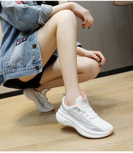 Baskets pour femmes en gros pour l'exportation, chaussures de course tendance à semelles épaisses, baskets décontractées respirantes pour le printemps - Product Image 1