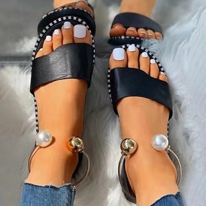 Toptan Hafif Yazlık Ayakkabılar İnci Süslemeli Parmak Arası Kadın Düz Sandaletleri Boncuklu Askılı Kadın Ayakkabıları - Product Image 1