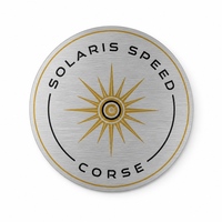 Plaque métallique personnalisée avec logo cousu, détails estampés en aluminium, finition plaquée pour vêtements et chaussures