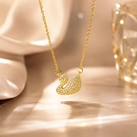 Collier à breloque élégant en acier inoxydable 316L plaqué or 18K PVD et argent, avec pendentif cygne entièrement pavé de zircone cubique et chaîne à maillons câblés