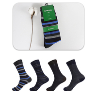 Vente en gros de chaussettes décontractées pour hommes motif rayé respirant et confortable au design tricoté coloré pour le printemps