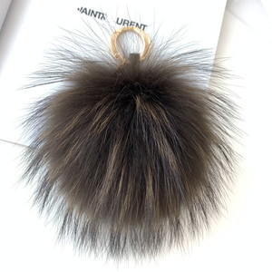 Porte-clés de voiture en peluche avec pompon extra-large de 15 cm, mignon et minimaliste, accessoire pour femme, toutes saisons, style sportif - Product Image 3