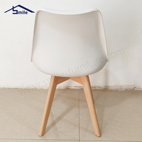Chaise de salle à manger moderne en plastique PP de style nordique, pieds en bois massif, ergonomique et durable pour restaurant, hôtel, café, bar à domicile