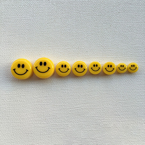 Gran oferta de accesorios acrílicos con cuentas de cara <span class=keywords><strong>sonriente</strong></span> amarilla con agujero recto de Corea del Sur Diy para pendientes de mano, collar, anillo, cuentas sueltas - Product Image 2