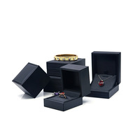Vente en gros de luxe Emballage pour collier, bracelet, boucle d'oreille, bague et bijoux Boîte avec logo personnalisé Boîte à bijoux noire en cuir PU