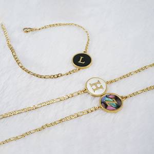 Paslanmaz çelik 18k altın kaplama küba zinciri A-Z İlk mektup beyaz siyah renkli kabuk Charm bilezik kadınlar için - Product Image 2