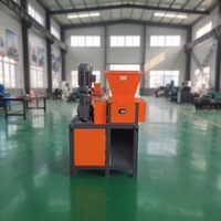Les broyeurs à double arbre de petite et moyenne taille Shengzhong sont principalement utilisés pour le recyclage des déchets métalliques, des bouteilles en plastique, des déchets électroniques et des disques durs.