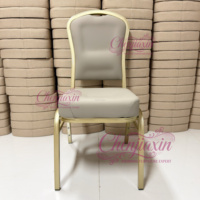 Chaise de banquet empilable en coton haute densité, finition métal doré de luxe, pour hôtel, mariage, salle à manger, événements et fêtes - Vente en gros