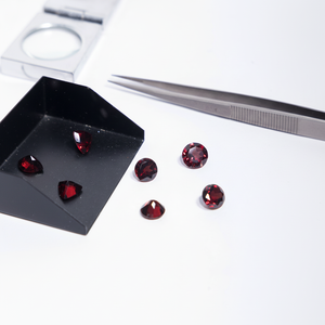 Vente en gros de grenat rouge 10x10mm à facettes naturelles radiantes pierre taillée Collection de pierres précieuses en vrac de haute qualité meilleur fabricant de taux - Product Image 1