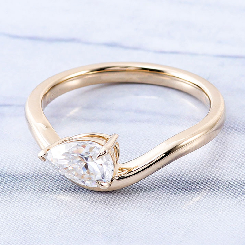 Anillo de moissanita de oro macizo de 10 quilates