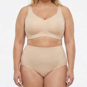 Set Reggiseno e Slip Plus Size Disponibile in Magazzino, Set Intimo Traspirante Senza Cuciture di Alta Qualità - Product Image 1