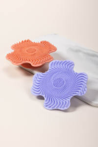 Suave para la cara Cepillo facial con forma <span class=keywords><strong>de</strong></span> trébol <span class=keywords><strong>de</strong></span> <span class=keywords><strong>cuatro</strong></span> <span class=keywords><strong>hojas</strong></span> <span class=keywords><strong>de</strong></span> silicona con mango Cepillo <span class=keywords><strong>de</strong></span> limpieza <span class=keywords><strong>de</strong></span> masaje facial <span class=keywords><strong>de</strong></span> silicona - Product Image 3