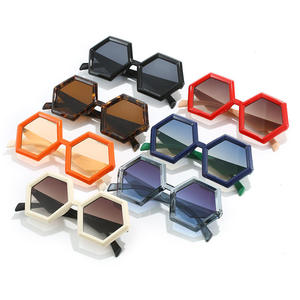 แว่นกันแดดทรงเหลี่ยมแฟชั่นพังก์ UV400 สีแดง โลโก้สั่งทำได้ ยูนิเซ็กส์ หรูหรา สำหรับชายหาด - Product Image 4