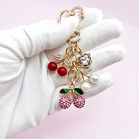 Nouveau porte-clés cerise transfrontalier en alliage orné de strass, pendentif de sac de luxe tendance pour femme, chaîne de suspension pour voiture