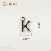 Pendentif lettre K personnalisé Accessoires de vêtements Étiquette de logo de vêtements Accessoire en métal argenté sans plomb pour maillot de bain Sous-vêtements