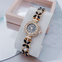 Jam Tangan Gelang Bunga Dial Kecil untuk Wanita Versi Kristal Korea Jam Tangan Kuarsa Bulat Modis Sederhana Jam Tangan Wanita
