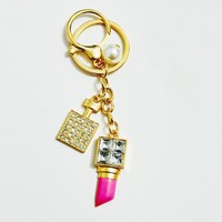 Porte-clés en métal pour femmes, pendentif bouteille de parfum et rouge à lèvres, breloque de sac en perles, logo personnalisé, vente en gros promotionnelle