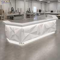 Comptoir de bar lumineux pour divertissement en pub, surface solide blanche, design futuriste, discothèque, musique live, salon, club, design d'intérieur