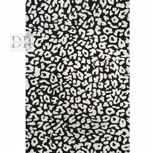 Tapis moderne en laine tufté à la main de haute qualité Design léopard gris blanc de taille personnalisée pour sol de salle à manger et de salon - Product Image 1