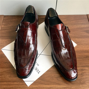 Chaussures de mariage pour marié en cuir véritable de style européen, motif crocodile, rouge bordeaux, avec fermoirs rétro et cuir artisanal - Product Image 5