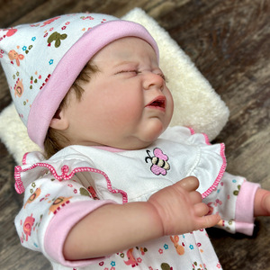 ตุ๊กตาเด็กเกิดใหม่รุ่น YY-01 ขนาด 17 นิ้ว แบบใหม่ ตาปิด วัสดุไวนิลนุ่ม สำหรับเด็กอายุ 7-14 ปี มีสินค้าพร้อมส่ง รองรับการจัดส่งแบบดรอปชิปปิ้ง - Product Image 4