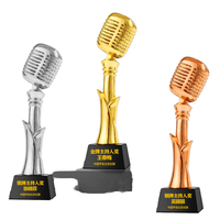 Pujiang gros microphone chant thème résine trophée avec base noire gravure laser pour chanter et organiser des compétitions