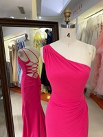 Robes de bal rose vif en gros 2026 2027 Robe de soirée sirène à une épaule avec dos lacé et fente haute