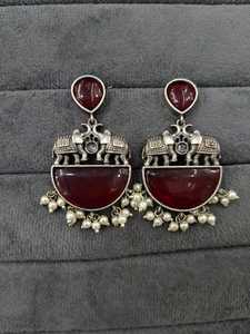 ต่างหูหินสีแดงเข้มรูปพระจันทร์ครึ่งเสี้ยวประดับด้วยไข่มุกสีขาวขนาดเล็ก - Product Image 2