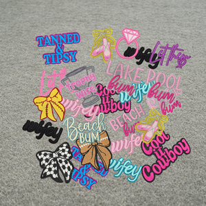 Patchs brodés 3D petits et colorés à paillettes et sequins, motifs 'Wifey Beach Pool Bum Letters Coquette', thermocollants pour T-shirts, Chapeaux, Sacs - Product Image 1