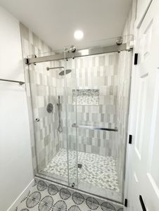 Porte de douche coulissante double sans cadre, porte coulissante en verre pour salle de bain à cadre étroit - Product Image 6