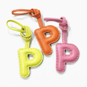 P กระเป๋าใส่ตัวอักษร, อุปกรณ์เสริมพวงกุญแจหนังแกะเย็บแบบสวยงามทำมือ - Product Image 1