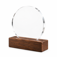 Base en bois avec logo et gravure, dotée d'un verre circulaire et d'une fonctionnalité NFC intégrée