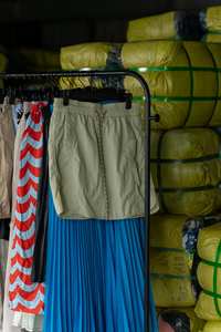 SH05 Abbigliamento Usato Misto all'Ingrosso, Vestiti Estivi da <span class=keywords><strong>Donna</strong></span> di Seconda Mano, T-Shirt, Gonne <span class=keywords><strong>in</strong></span> Denim, Pantaloni, <span class=keywords><strong>Jeans</strong></span> di Alta Qualità e alla Moda - Product Image 2