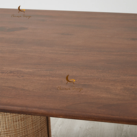Table à manger de style bohème, plateau en bois massif et pieds cylindriques en rotin tressé avec garniture en laiton, mobilier contemporain