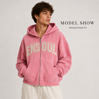 Sweat à capuche zippé vintage personnalisé, coupe oversize, avec logo lettre en strass et patch effiloché sur la manche, style streetwear